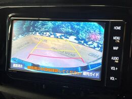 【バックカメラ】駐車時に後方がリアルタイム映像で確認できます。大型商業施設や立体駐車場での駐車時や、夜間のバック時に大活躍！運転スキルに関わらず、今や必須となった装備のひとつです！
