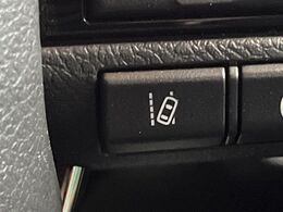 【車線逸脱警報】道路上の白（黄）線を認識し、意図せず走行中の車線からはみ出しそうになった時、メーター内の警告灯とブザーで注意喚起してくれる安心・安全機能です♪