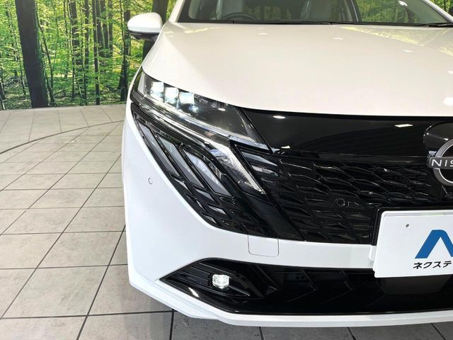 【LEDヘッドライト】悪天候や夜間走行時も良好な視界を確保し安心して運転できる高輝度LEDヘッドライトを装備！点灯速度が早く、消費電力も抑えられています。