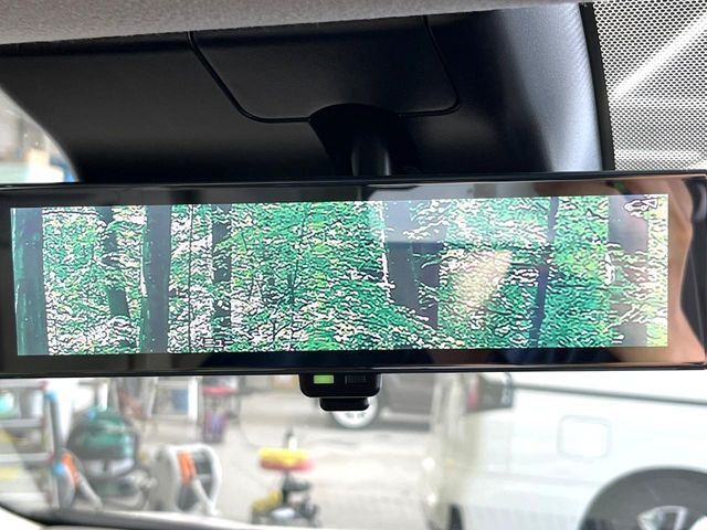 【インテリジェントルームミラー】後席の大きな荷物や同乗者で後方が確認しづらい時でも安心！カメラが撮影した車両後方の映像をルームミラー内に表示。クリアな視界で状況の確認が可能です！