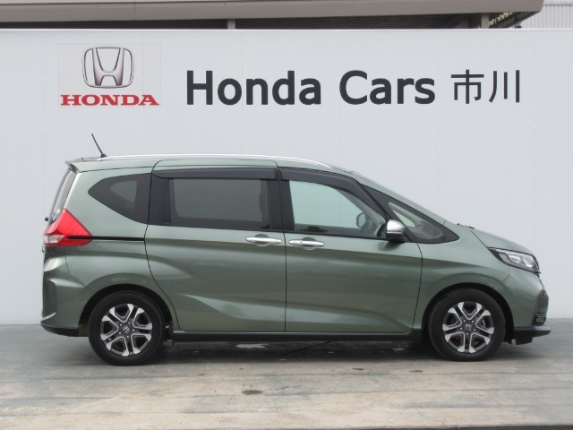 リアドアは両側電動スライドドア（パワースライドドア）です！スライドドアのお車ですと、狭いスペースでも乗り降りしやすいです。また、ワンアクションで開閉可能な電動スライドドアはうれしい装備ですね！