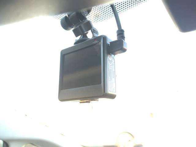 運転時のトラブルを回避するため、証拠を掴んでおくためにドライブレコーダーは必需品！交通事故が起きた際に、ドライブレコーダーに録画された内容は、証言以上に有力な証拠となります。