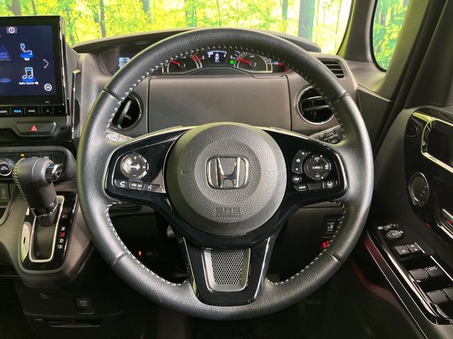 【純正革巻きステアリング】上質な革を使用することで、手にしっかり馴染みとても運転しやすいハンドルです♪