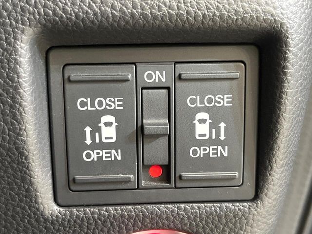 【両側パワースライドドア】スマートキーや運転席のスイッチで後席両側スライドドアの開閉が可能♪電動だから力を入れてドアを開ける必要が無く、小さなお子様でも簡単に開け閉めでき快適です♪