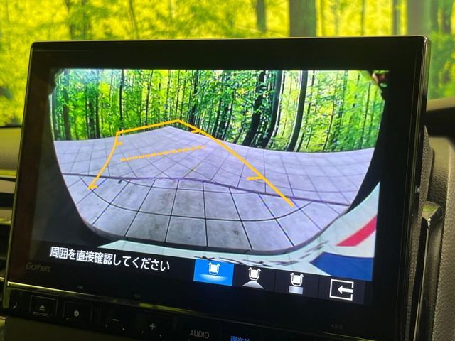 【バックカメラ】駐車時に後方がリアルタイム映像で確認できます。大型商業施設や立体駐車場での駐車時や、夜間のバック時に大活躍！運転スキルに関わらず、今や必須となった装備のひとつです！