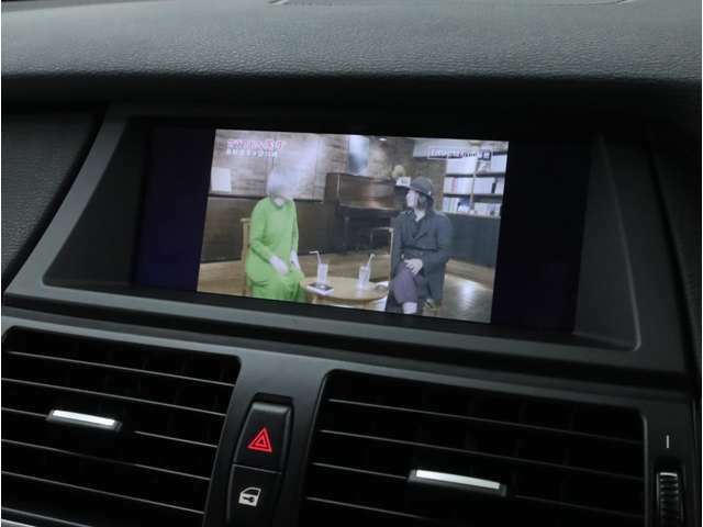 純正フルセグ地デジTVチューナーを搭載。スピードロック解除済みのため、DVDビデオも走行中に視聴可能です。※運転者が走行中に画面を見続ける行為(注視)やナビ操作を行う事は道路交通法違反になります。