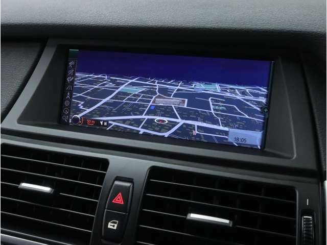 「第2世代iDrive」高解像度10.2インチ大型ワイドモニターはドライバーからの視認性に優れ、ダッシュボードと一体感あるデザイン。ミュージックサーバー機能も併せ持ち、フルセグ地デジTVとDVDビデオも視聴可能です。