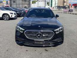 フロントグリル中央に大きく輝くスリーポインテッドスター。メルセデスならではのステータスを強く感じる事ができます。