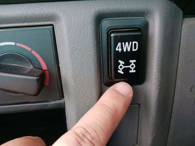 2WD⇔4WDの切り替えも、運転席側からスイッチ操作で楽々切り替え可能です☆