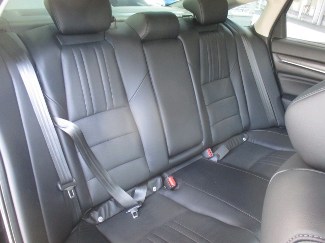 後席の方用のシートクッションもとても良く、長時間のドライブでも疲れません。スマホの充電も2か所でできます。
