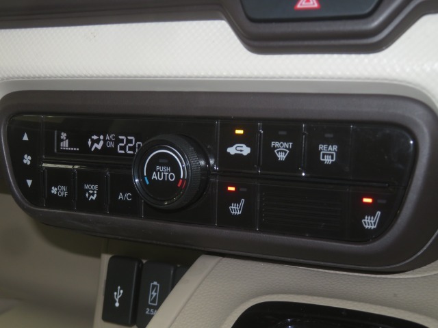 オートエアコン標準装備です。1年中快適な室内を提供！車内温度を設定すると風向き、風量を自動で調節してくれます。