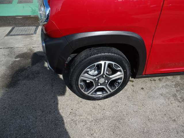 安定した走りを実現！純正15インチアルミホイール付き！