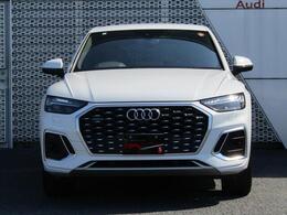 AUDIの特徴シングルフレームグリルは力強さとエレガントな雰囲気を醸し出します。