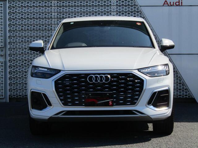 AUDIの特徴シングルフレームグリルは力強さとエレガントな雰囲気を醸し出します。