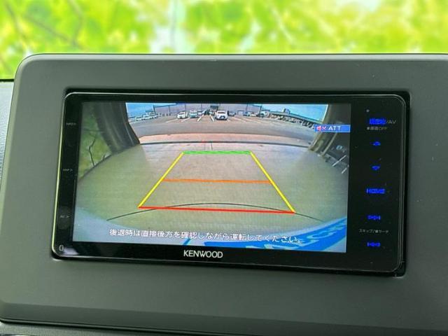 WECARSの展示場では実際に見て、触ってお車をお選びいただけます！知識の豊富な営業スタッフが様々なカーライフをご提案いたします！