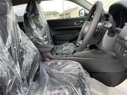 【運転席】座り心地が良いシートなので長時間の運転でも快適にお過ごしいただけます。新品のフロアマットのご注文も可能です。掲載箇所以外にご希望の写真がございましたらお気軽にお問い合わせ下さい。