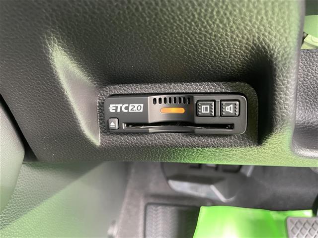 【ETC】有料道路を利用する際に料金所で停止することなく通過できる、ETC車載器（ノンストップ自動料金収受システム機器）が装備されています。セットアップを行うことで利用可能になります。