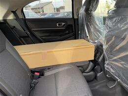 【後部座席】後席もゆったりドライブを楽しめます。内外装はプロこだわりのクリーニングで清潔なおクルマでご納車させていただきます！店舗での現車確認も承っています！