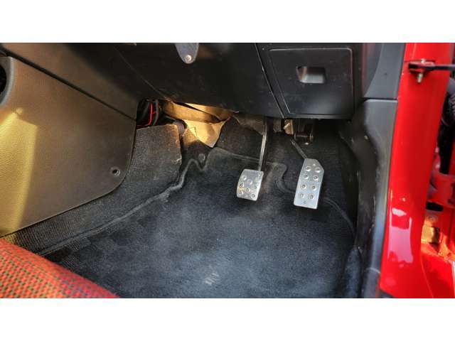 オートマ(AT車)で製作していますが、5MT化も想定してABCペダルは5速用。使ってないクラッチペダルはフロアマット裏側に残っています