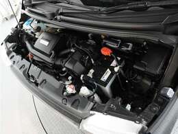 エンジンは車の心臓部分です。このエンジンルームが汚いとトラブルの基になります。当店は専用の液剤を使って徹底的に綺麗にします。