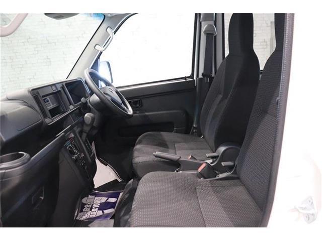 体格に合わせてシートの位置をきめ細かく調節できるので、いつでも最適な運転姿勢をキープ。操作も軽く、ラクラクです