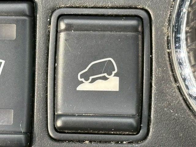 【ダウンヒルアシストコントロール】スイッチひとつで降坂時の車速を低車速にキープ。安定走行をサポートすることで急な下り坂で