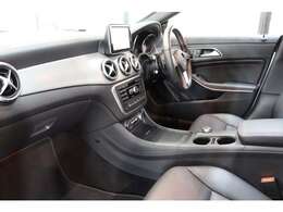 内装には高級感のあるアルミニウムデザインインテリアトリムを採用したオシャレなデザインとなっております！