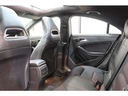 後部座席にはゆったりとくつろぐことのできる広々としたスペースがございます！膝回りも圧迫感はございませんので長時間のドライブでも快適にお乗り頂けます！