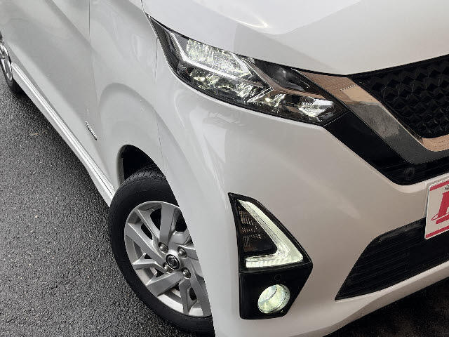 ご納車時には外装の特殊光沢磨き＆室内の除菌・抗菌・消臭の徹底クリーニングを専属スタッフが真心込めて行います！