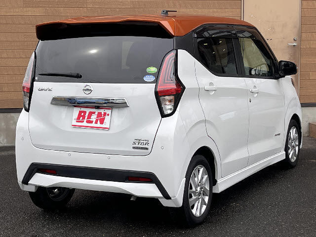 お好きな四桁の番号をナンバーに付けれるパックです。人気の番号（一桁やゾロ目）の場合、抽選となりますのでご注意ください。対象の番号に関しましては販売店にお問い合わせください。