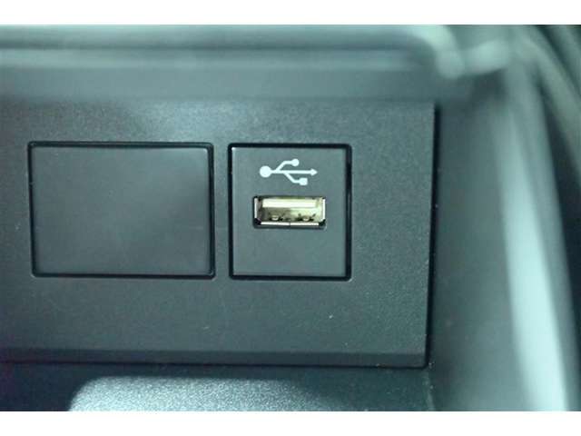 充電用USB端子付き。スマートフォンなどの充電に便利です。