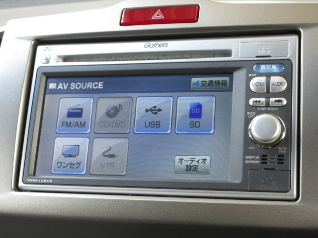 ナビゲーションはギャザズメモリーナビ（VXM-128VS）を装着しております。AM、FM、CD、DVD再生、ワンセグTVがご使用いただけます。初めて訪れた場所でも安心ですね！