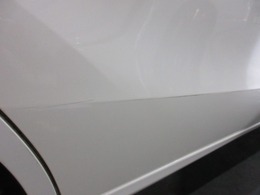 この車両は運転席側リアドア にA4越サイズ程度の擦り傷が有ります。こちらは現状での販売となります。ご希望であれば当社にて板金修理を行うことも可能です。詳しくは担当営業までご相談下さいませ。