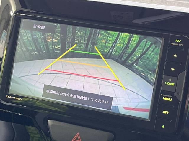 【バックカメラ】駐車時に後方がリアルタイム映像で確認できます。大型商業施設や立体駐車場での駐車時や、夜間のバック時に大活躍！運転スキルに関わらず、今や必須となった装備のひとつです！