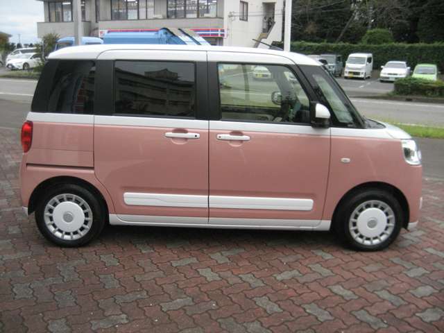 納車前に運輸局認証の自社工場にて、国が定めた法定点検を実施してから納車致します。分解整備記録簿を発行しお車の状態を分かりやすくお伝えすることでご安心してお乗り頂けるように心がけております。