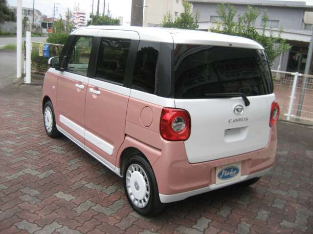 プライバシーガラスになっているので、車内のプライバシーは守られます。夏の日差しを和らげる効果もありそうですね。