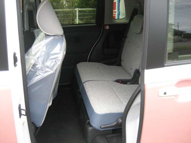 後席の足元も広々。長距離ドライブの際には疲労度が全く違いますよね。また足元に荷物を置くときも広いと嬉しいです。