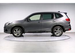 天井の高く広い室内で開放的な空間でくつろげます