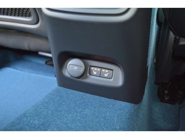 リアシートにも3段階の調節ができるシートヒーター、USB-Cポートも付いています