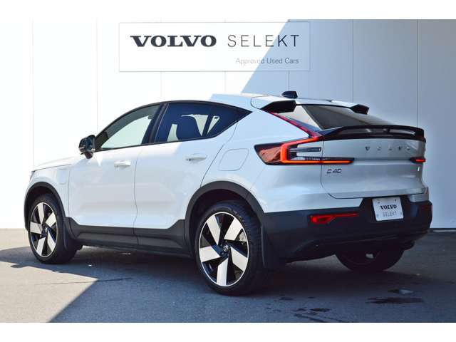 VOLVOの安全機能は前方だけではなく後方も監視しています