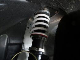 【HKS製車高調】ローダウン済みのお車で、スタイリッシュな見た目となっております。車両の重心が下がる事で、走行時の安定性も向上します♪