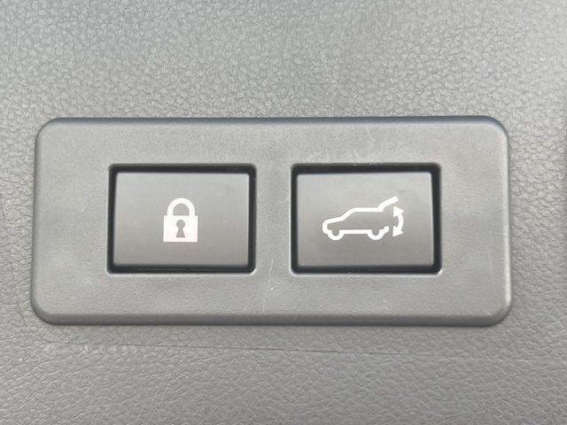 【ハンズフリーパワーバックドア】リアバンパー下部に足先を出し入れするだけでバックドアが自動で開閉♪両手が荷物でふさがっている時でもラクラク開閉操作が行えます！