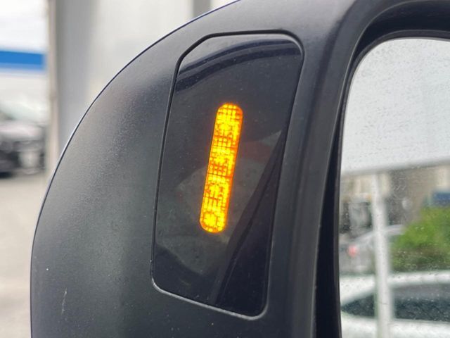 【リヤビークルディティクション】走行中、ドアミラーの死角になりやすい箇所に後続車が接近するとサイドミラー付近に警告を表示、ドライバーに注意喚起と、万一の際はハンドル操作をアシストをします。