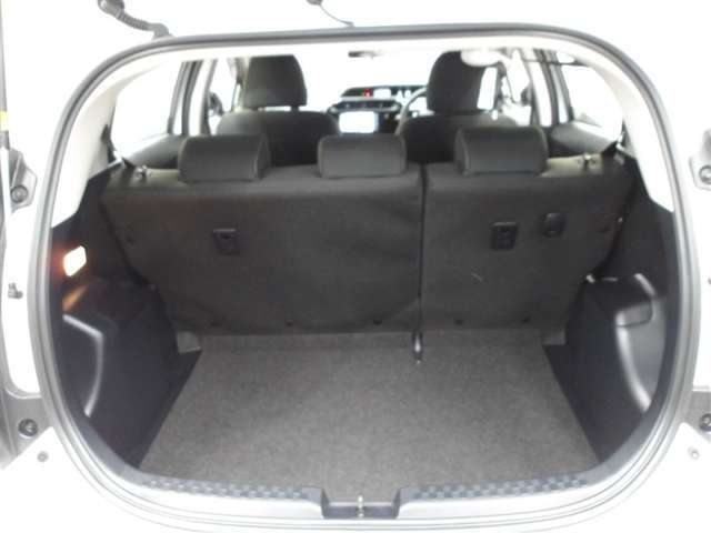 バックドアを開けると！収納スペース☆お買いものや旅行の予定を立てましょう♪