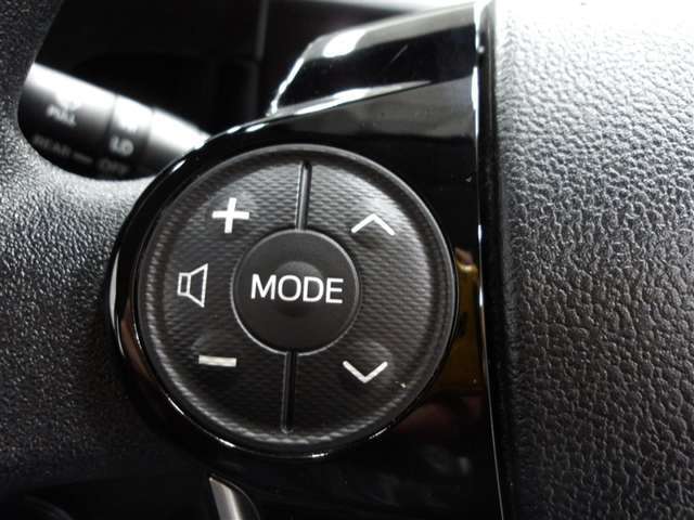 ステアリングスイッチ付きなのでハンドルを離さずにオーディオの操作ができます♪