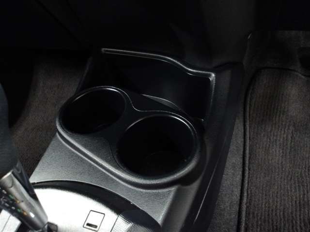 インパネにドリンクホルダーを配置☆飲みたい時にパッと取れる最適な場所に配置♪