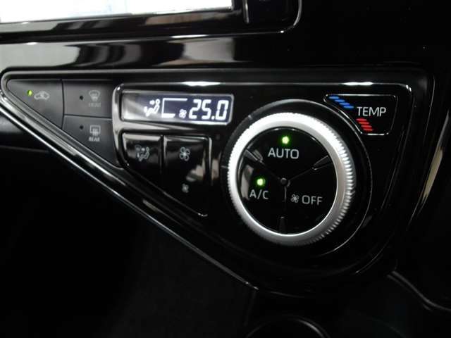 車内の温度管理に便利なオートエアコン☆