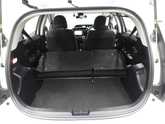 リヤシートを両方倒せば大きな荷物も車載可能です♪