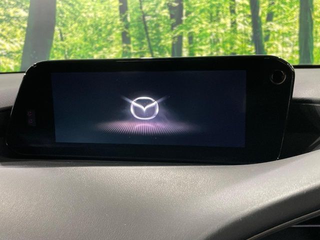 【8.8インチマツダコネクト】車内の雰囲気にマッチした大型のディスプレイ。スマホ接続でのナビ使用やBluetooth再生等、様々な機能が楽しめます。直感的なダイヤル操作が可能で、使い勝手も良好です。