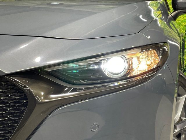 【LEDヘッドライト】悪天候や夜間走行時も良好な視界を確保し安心して運転できる高輝度LEDヘッドライトを装備！点灯速度が早く、消費電力も抑えられています。